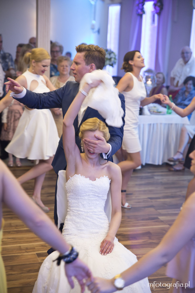 fotografia Państwa Młodych z welonem